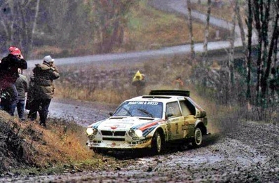 Markku Alén - Ilkka Kivimaki
21º Toyota Olympus Rally 1986. Lancia Delta S4 (TO 33874F). Clasificado 1º.

Esta victoria lo proclamó Campeón del Mundo a Markku Alén.

El éxito en la reclamación del Equipo Peugeot en Diciembre por la exclusión en el 28º Rally Sanremo, produjo que todos los puntos del Rally para el Campeonato se anulasen.
Eso significó que Sanremo de 1986 no pudo considerarse una prueba de WRC y por eso Markku Alén fue Campeón del Mundo durante tan solo 10 dí­as.

Última aparición Oficial de los coches Grupo B en una prueba válida para el Mundial de Rallys.

Como anécdota y prueba de como eran esos pilotos en esa época, en uno de los tramos Alén cometí­a un error garrafal al querer entrar sin darse cuenta en sentido contrario a un control horario. Kankkunen, todo un deportista y señor, (proclamado Campeón del Mundo ese año 1986 después de la reclamación de Peugeot), le avisó del error que estaba cometiendo, pudiendo Alén rectificar la trayectoria antes de que le significara una sanción.

Caballeros y amigos ante todo es lo que eran esos pilotos en esa época !!.

Y una segunda anécdota.
Este rallye pudo decidir el Campeonato de España de aquel año que ya había finalizado unas semanas antes. 

En aquella época se daban puntos por participar en pruebas internacionales y Renault España barajó la posibilidad de inscribir a Sainz en el Olympus con el Tour de Corse (el Maxi correría en la misma clase que los Gr.B oficiales por lo que difícilmente puntuaría).

Ante esa amenaza, Lancia puso a disposición de Serviá un Delta para el mismo Rally... Ahí acabó la historia.

De 4 al 7 de Diciembre, Tacoma - Tumwater, Washington, Estados Unidos.
Superficie: tierra.

El Rally tenía un total de 540.65 km cronometrados divididos en 40 tramos especiales (uno de ellos fue cancelado SS6 Taylor Towne de 14.76 km).

Tomaron la salida 50 equipos, finalizaron 25.
@
Palabras clave: Markku_Alen;Lancia;Delta;S4;Olympus;Grupo_B;1986