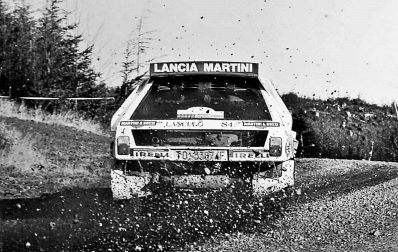 Markku Alén - Ilkka Kivimaki
21º Toyota Olympus Rally 1986. Lancia Delta S4 (TO 33874F). Clasificado 1º.

Esta victoria lo proclamó Campeón del Mundo a Markku Alén.

El éxito en la reclamación del Equipo Peugeot en Diciembre por la exclusión en el 28º Rally Sanremo, produjo que todos los puntos del Rally para el Campeonato se anulasen.
Eso significó que Sanremo de 1986 no pudo considerarse una prueba de WRC y por eso Markku Alén fue Campeón del Mundo durante tan solo 10 dí­as.

Última aparición Oficial de los coches Grupo B en una prueba válida para el Mundial de Rallys.

Como anécdota y prueba de como eran esos pilotos en esa época, en uno de los tramos Alén cometí­a un error garrafal al querer entrar sin darse cuenta en sentido contrario a un control horario. Kankkunen, todo un deportista y señor, (proclamado Campeón del Mundo ese año 1986 después de la reclamación de Peugeot), le avisó del error que estaba cometiendo, pudiendo Alén rectificar la trayectoria antes de que le significara una sanción.

Caballeros y amigos ante todo es lo que eran esos pilotos en esa época !!.

Y una segunda anécdota.
Este rallye pudo decidir el Campeonato de España de aquel año que ya había finalizado unas semanas antes. 

En aquella época se daban puntos por participar en pruebas internacionales y Renault España barajó la posibilidad de inscribir a Sainz en el Olympus con el Tour de Corse (el Maxi correría en la misma clase que los Gr.B oficiales por lo que difícilmente puntuaría).

Ante esa amenaza, Lancia puso a disposición de Serviá un Delta para el mismo Rally... Ahí acabó la historia.

De 4 al 7 de Diciembre, Tacoma - Tumwater, Washington, Estados Unidos.
Superficie: tierra.

El Rally tenía un total de 540.65 km cronometrados divididos en 40 tramos especiales (uno de ellos fue cancelado SS6 Taylor Towne de 14.76 km).

Tomaron la salida 50 equipos, finalizaron 25.
@
Palabras clave: Markku_Alen;Lancia;Delta;S4;Olympus;Grupo_B;1986