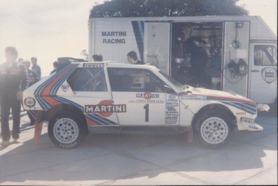 Asistencia del Equipo Martini Lancia en el 9º Rally Costa Smeralda 1986
En el Lancia Delta S4 (A6 37614) de Henri Toivonen - Sergio Cresto, clasificado 1º.

Del 16 al 18 de Abril, Porto cervo, norte de Cerdeña, Italia.

Superficie: tierra.
El Rally constaba de 546.00 Km cronometrados divididos en 35 tramos especiales.

Tomaron la salida 79 equipos, finalizaron 32.@
Palabras clave: Lancia;Delta;S4;Costa_Esmeralda;1986;Grupo_B;Asistencias