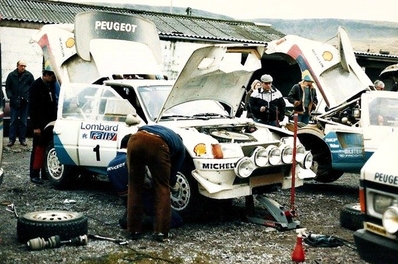 Asistencia del equipo Peugeot Talbot Sport en el 35º Lombard RAC Rally 1986
En el Peugeot 205 Turbo 16 E2 (319 FPF 75) de Timo Salonen - Seppo Harjanne, clasificado 1º.

Del 16 al 19 de Noviembre, Bath, Inglaterra.
Superficie: Tierra.

El Rally un total de 2537.93 km de los que 515.04 km divididos en 45 tramos eran especiales.

Tomaron la salida 149 equipos, finalizaron 83.@
Palabras clave: Timo_Salonen;Seppo_Harjanne;Grupo_B;Peugeot;Turbo;Gran_Bretaña;1986;RAC_Rally;Asistencias