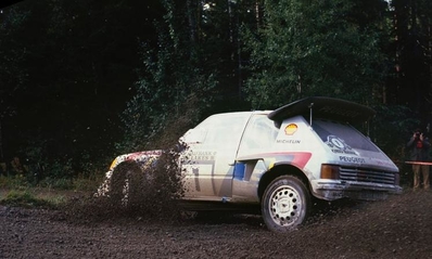 Timo Salonen - Seppo Harjanne
36º Rally de los 1000 Lagos 1986. Peugeot 205 Turbo 16 E2 (237 FWH 75). Clasificado 1º.

De SS1 a SS34, dominó el Rally Markku Alen con el Lancia Delta S4, pero una pequeña salida de pista le hizo perder un tiempo imposible de recuperar hasta el final del mismo (total SS48) quedando 3º.
2º quedó Juha Kankkunen compañero de Equipo de Timo Salonen.

Del 5 al 7 de Septiembre, Jyväskylä, Finlandia.
Superficie: tierra.
El Rally tenia un total de 1344.89 km de los que 389.97 km divididos en 48 tramos eran especiales, (una de ellas fue cancelada SS8 Savo de 8.11 Km).
Se inscribieron 169 equipos, tomaron la salida 164, finalizaron 81.
@
Palabras clave: Timo_Salonen;Seppo_Harjanne;Peugeot;Turbo;Finlandia;Grupo_B;1986