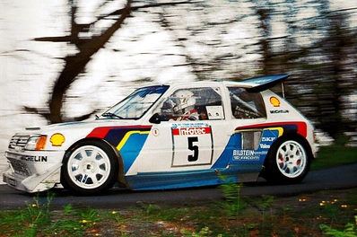 Bruno Saby - Jean François Fauchille
30º Tour de Corse 1986. Peugeot 205 T16 E2 (239 FWH 75), de Bruno Saby - Jean François Fauchille, clasificado 1º, después de que el Equipo Lancia al completo abandonara la prueba a causa del accidente mortal de Henri Toivonen y Sergio Cresto, cuando éstos iban en primera posición con más de 2 minutos de ventaja sobre el mismo Bruno Saby - Jean François Fauchille.

Del 1 al 3 de Mayo, Ajaccio, Córcega, Francia.
Superficie: asfalto.
El Rally tenia un total de 1551.00 km de los que 1122.34 km divididos en 30 tramos eran especiales. (4 de ellos fueron cancelados. SS12 Figarella - Cardo de 15.75 Km, SS18 Corte - Taverna de 26.84 Km, SS19 Moltifao - Speloncato de 38.16 Km y SS20 Corbara - Calenzana de 23.69 Km. Los 3 últimos por el fatal accidente de Henri y Sergio).
Tomaron la salida 122 equipos, finalizaron 31.

En esta edición habí­an 5 tramos de 50 o mas Km cronometrados, SS7 Cozzano - Col de la Serra de 50.84, SS8 Muracciole - Abbazia de 50.00, SS10 Pont d'Altiani - Pont St Laurent de 56.01, SS14 Prunelli - San Pancrazio de 55.67 y SS17 Campe Militaire - Corte de 58.14. Uno de mas de 70 km, SS23 Saint Roch - Suaricchio de 78.19, y otro, el último, SS30 Liamone - Suaricchio de 83.16 Km.

Aquí dejo los kilómetros de cada uno de los 30 tramos del Rally:

1ª ETAPA (01-Mayo-1986)
SS1 Verghia - Pont de la Masina de 38.09 km
SS2 Sainte Marie Sicche - Moca 1 de 23.96 km
SS3 Petreto - Aullene 1 de 20.03 km
SS4 Zerubia - Santa Giulia de 30.60 km
SS5 Sartene - Zonza de 44.23 km
SS6 Aullene - Zicavo de 25.59 km
SS7 Cozzano - Col de la Serra de 50.84 km
SS8 Muracciole - Abbazia de 50.00 km
SS9 Campo al Quarcio - Ponte de Noceta de 33.77 km
SS10 Pont d'Altiani - Pont St Laurent de 56.01 km
SS11 Ponte Rosso - Borgo de 42.29 km

TOTAL ETAPA 415.41 km

2ª ETAPA (02 Mayo-1986)
SS12 Figarella - Cardo (cancelado) de 15.75 km
SS13 Saint Florent - Col de San Stefano de 26.81 km
SS14 Prunelli - San Pancrazio de 55.67 km
SS15 Folelli - Santa Lucia di Moriani de 18.49 km
SS16 Moriani Plage - Orsoni de 20.10 km
SS17 Campe Militaire Corte de 58.14 km
SS18 Corte - Taverna (cancelado) de 26.84 km
SS19 Moltifao - Speloncato (cancelado) de 38.16 km
SS20 Corbara - Calenzana (cancelado) de 23.69 km

TOTAL ETAPA 283.65 km

3ª ETAPA (03-Mayo-1986)
SS21 Norte Dame de la Serra - Pont du Fango de 28.77 km
SS22 Fango - Ota de 48.59 km
SS23 Saint Roch - Suaricchio de 78.19 km
SS24 Tavera - Pont de Mezzana de 30.57 km
SS25 Sainte Marie Sicche - Moca 2 de 23.96 km
SS26 Petreto - Aullene 2 de 20.03 km
SS27 Sorbollano - Santa Giulia de 35.59 km
SS28 Calvese - Agosta Plage de 38.69 km
SS29 Plaine de Peri - Capiglioli de 35.73 km
SS30 Liamone - Suaricchio 83.16 km

TOTAL ETAPA 423.28 km.
SUMANDO LAS TRES ETAPAS, ESTAMOS HABLANDO DE 1122.34 KM CRONOMETRADOS... UNA SALVAJADA...@
Palabras clave: ;Peugeot;Turbo;Còrcega;grupo_B;1986;Corse