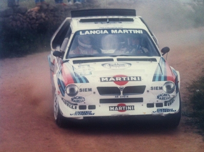 Henri Toivonen - Sergio Cresto
9º Rally Costa Smeralda 1986. Lancia Delta S4 (A6 37614). Clasificado 1º.

Del 16 al 18 de Abril, Porto cervo, norte de Cerdeña, Italia.

Superficie: tierra.
El Rally constaba de 546.00 Km cronometrados divididos en 35 tramos especiales.

Tomaron la salida 79 equipos, finalizaron 32.@
Palabras clave: Henri_Toivonen;Sergio_Cresto;Lancia;Delta;Grupo_B;Smeralda;1986;Esmeralda