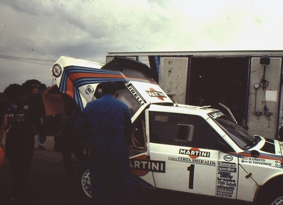Asistencia del equipo Martini Lancia en el 9º Rally Costa Smeralda 1986
En el Lancia Delta S4 (A6 37614) de Henri Toivonen - Sergio Cresto, clasificado 1º.

Del 16 al 18 de Abril, Porto cervo, norte de Cerdeña, Italia.

Superficie: tierra.
El Rally constaba de 546.00 Km cronometrados divididos en 35 tramos especiales.

Tomaron la salida 79 equipos, finalizaron 32.

© Roberto Cabras
@
Palabras clave: Henri_Toivonen;Sergio_Cresto;Lancia;Delta;S4;Esmeralda;Costa_Smeralda;1986;Grupo_B;Asistencias