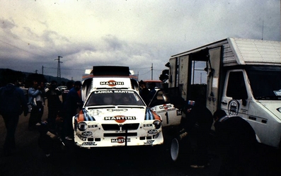 Asistencia del Equipo Martini Lancia en el 9º Rally Costa Smeralda 1986
En el Lancia Delta S4 (A6 37614) de Henri Toivonen - Sergio Cresto, clasificado 1º.

Del 16 al 18 de Abril, Porto cervo, norte de Cerdeña, Italia.

Superficie: tierra.
El Rally constaba de 546.00 Km cronometrados divididos en 35 tramos especiales.

Tomaron la salida 79 equipos, finalizaron 32.@
Palabras clave: Henri_Toivonen;Sergio_Cresto;Lancia;Delta;S4;Esmeralda;Costa_Smeralda;1986;Grupo_B;Asistencias