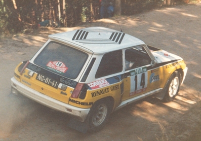 Joaquim Moutinho da Silva Santos - Edgar Fortes
20º Rallye de Portugal 1986. Renault 5 Turbo. Clasificado 1º.
Todos lo Equipos "grandes" se retiraron a causa del accidente que sufriò Joaquin Santos - Miguel Oliveira, con Ford RS 200, en el que murieròn 3 espectadores y muchos otros sufrieron heridas de mayor y menor gravedad. Todos los pilotos estaban indignados por el comportamiento del público, irresponsable y peligroso. (Hay que decir que habà­a público de todas las nacinalidades)@
Palabras clave: Joaquim_Moutinho;Edgar_Fortes;Renault;Turbo;Grupo_B;Portuga;1986
