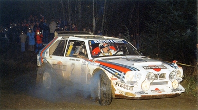 Markku Alén - Illka Kivimaki
21º Toyota Olympus Rally 1986. Lancia Delta S4 (TO 33874F). Clasificado 1º.

Esta victoria lo proclamó Campeón del Mundo a Markku Alén.

El éxito en la reclamación del Equipo Peugeot en Diciembre por la exclusión en el 28º Rally Sanremo, produjo que todos los puntos del Rally para el Campeonato se anulasen.
Eso significó que Sanremo de 1986 no pudo considerarse una prueba de WRC y por eso Markku Alén fue Campeón del Mundo durante tan solo 10 dí­as.

Última aparición Oficial de los coches Grupo B en una prueba válida para el Mundial de Rallys.

Como anécdota y prueba de como eran esos pilotos en esa época, en uno de los tramos Alén cometí­a un error garrafal al querer entrar sin darse cuenta en sentido contrario a un control horario. Kankkunen, todo un deportista y señor, (proclamado Campeón del Mundo ese año 1986 después de la reclamación de Peugeot), le avisó del error que estaba cometiendo, pudiendo Alén rectificar la trayectoria antes de que le significara una sanción.

Caballeros y amigos ante todo es lo que eran esos pilotos en esa época !!.

Y una segunda anécdota.
Este rallye pudo decidir el Campeonato de España de aquel año que ya había finalizado unas semanas antes.

En aquella época se daban puntos por participar en pruebas internacionales y Renault España barajó la posibilidad de inscribir a Sainz en el Olympus con el Tour de Corse (el Maxi correría en la misma clase que los Gr.B oficiales por lo que difícilmente puntuaría).

Ante esa amenaza, Lancia puso a disposición de Serviá un Delta para el mismo Rally... Ahí acabó la historia.

De 4 al 7 de Diciembre, Tacoma - Tumwater, Washington, Estados Unidos.
Superficie: tierra.

El Rally tenía un total de 540.65 km cronometrados divididos en 40 tramos especiales (uno de ellos fue cancelado SS6 Taylor Towne de 14.76 km).

Tomaron la salida 50 equipos, finalizaron 25.
@
Palabras clave: Markku_Alen;Lancia;Delta;Olympus;USA;Grupo_B;1986