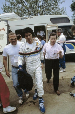Bruno Saby
30º Rally Tour de Corse  1986
Bruno y Henri eran buenos amigos....
La cara de Bruno... lo dice todo.... El Equipo Peugeot obligó a Bruno a continuar en la prueba puesto que era el Rallye de casa para la marca con la que competía, Peugeot. Al lado derecho de Bruno podemos ver a Jean Duby, (Doctor de PTS y Delegado medico de la FIA), y a su izquierda Jean Todt, (jefe del Equipo Peugeot).
Bruno acaba el Rallye clasificado 1º, después de que el Equipo Lancia al completo abandonara la prueba a causa del accidente mortal de Henri Toivonen y Sergio Cresto, cuando iban en primera posición con una ventaja de mas de 2 minutos en el momento del fatal accidente sobre el mismo Bruno Saby - Jean-François Fauchille.

Del 1 al 3 de Mayo, Ajaccio, Córcega, Francia.
Superficie: asfalto.
El Rally tenia un total de 1551.00 km de los que 1122.34 km divididos en 30 tramos eran especiales. (4 de ellos fueron cancelados. SS12 Figarella - Cardo de 15.75 Km, SS18 Corte - Taverna de 26.84 Km, SS19 Moltifao - Speloncato de 38.16 Km y SS20 Corbara - Calenzana de 23.69 Km. Los 3 últimos por el fatal accidente de Henri y Sergio).
Tomaron la salida 122 equipos, finalizaron 31.

En esta edición habí­an 5 tramos de 50 o mas Km cronometrados, SS7 Cozzano - Col de la Serra de 50.84, SS8 Muracciole - Abbazia de 50.00, SS10 Pont d'Altiani - Pont St Laurent de 56.01, SS14 Prunelli - San Pancrazio de 55.67 y SS17 Campe Militaire - Corte de 58.14. Uno de mas de 70 km, SS23 Saint Roch - Suaricchio de 78.19, y otro, el último, SS30 Liamone - Suaricchio de 83.16 Km.

Aquí dejo los kilómetros de cada uno de los 30 tramos del Rally:

1ª ETAPA (01-Mayo-1986)
SS1 Verghia - Pont de la Masina de 38.09 km
SS2 Sainte Marie Sicche - Moca 1 de 23.96 km
SS3 Petreto - Aullene 1 de 20.03 km
SS4 Zerubia - Santa Giulia de 30.60 km
SS5 Sartene - Zonza de 44.23 km
SS6 Aullene - Zicavo de 25.59 km
SS7 Cozzano - Col de la Serra de 50.84 km
SS8 Muracciole - Abbazia de 50.00 km
SS9 Campo al Quarcio - Ponte de Noceta de 33.77 km
SS10 Pont d'Altiani - Pont St Laurent de 56.01 km
SS11 Ponte Rosso - Borgo de 42.29 km

TOTAL ETAPA 415.41 km

2ª ETAPA (02 Mayo-1986)
SS12 Figarella - Cardo (cancelado) de 15.75 km
SS13 Saint Florent - Col de San Stefano de 26.81 km
SS14 Prunelli - San Pancrazio de 55.67 km
SS15 Folelli - Santa Lucia di Moriani de 18.49 km
SS16 Moriani Plage - Orsoni de 20.10 km
SS17 Campe Militaire Corte de 58.14 km
SS18 Corte - Taverna (cancelado) de 26.84 km
SS19 Moltifao - Speloncato (cancelado) de 38.16 km
SS20 Corbara - Calenzana (cancelado) de 23.69 km

TOTAL ETAPA 283.65 km

3ª ETAPA (03-Mayo-1986)
SS21 Norte Dame de la Serra - Pont du Fango de 28.77 km
SS22 Fango - Ota de 48.59 km
SS23 Saint Roch - Suaricchio de 78.19 km
SS24 Tavera - Pont de Mezzana de 30.57 km
SS25 Sainte Marie Sicche - Moca 2 de 23.96 km
SS26 Petreto - Aullene 2 de 20.03 km
SS27 Sorbollano - Santa Giulia de 35.59 km
SS28 Calvese - Agosta Plage de 38.69 km
SS29 Plaine de Peri - Capiglioli de 35.73 km
SS30 Liamone - Suaricchio 83.16 km

TOTAL ETAPA 423.28 km.
SUMANDO LAS TRES ETAPAS, ESTAMOS HABLANDO DE 1122.34 KM CRONOMETRADOS... UNA SALVAJADA...@
Palabras clave: Detalles;Peugeot;Personajes;Corse;Corcega;1986;Grupo_B;Jean_Todt;