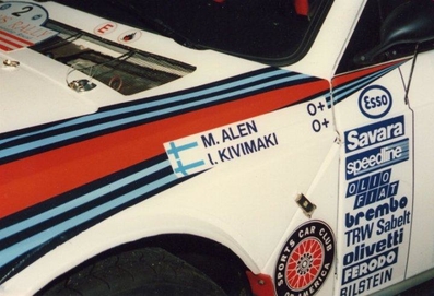 Markku Alén - Ilkka Kivimaki
21º Toyota Olympus Rally 1986. Lancia Delta S4 (TO 33874F). Clasificado 1º.

Esta victoria lo proclamó Campeón del Mundo a Markku Alén.

El éxito en la reclamación del Equipo Peugeot en Diciembre por la exclusión en el 28º Rally Sanremo, produjo que todos los puntos del Rally para el Campeonato se anulasen.
Eso significó que Sanremo de 1986 no pudo considerarse una prueba de WRC y por eso Markku Alén fue Campeón del Mundo durante tan solo 10 dí­as.

Última aparición Oficial de los coches Grupo B en una prueba válida para el Mundial de Rallys.

Como anécdota y prueba de como eran esos pilotos en esa época, en uno de los tramos Alén cometí­a un error garrafal al querer entrar sin darse cuenta en sentido contrario a un control horario. Kankkunen, todo un deportista y señor, (proclamado Campeón del Mundo ese año 1986 después de la reclamación de Peugeot), le avisó del error que estaba cometiendo, pudiendo Alén rectificar la trayectoria antes de que le significara una sanción.

Caballeros y amigos ante todo es lo que eran esos pilotos en esa época !!.

Y una segunda anécdota.
Este rallye pudo decidir el Campeonato de España de aquel año que ya había finalizado unas semanas antes.

En aquella época se daban puntos por participar en pruebas internacionales y Renault España barajó la posibilidad de inscribir a Sainz en el Olympus con el Tour de Corse (el Maxi correría en la misma clase que los Gr.B oficiales por lo que difícilmente puntuaría).

Ante esa amenaza, Lancia puso a disposición de Serviá un Delta para el mismo Rally... Ahí acabó la historia.

De 4 al 7 de Diciembre, Tacoma - Tumwater, Washington, Estados Unidos.
Superficie: tierra.

El Rally tenía un total de 540.65 km cronometrados divididos en 40 tramos especiales (uno de ellos fue cancelado SS6 Taylor Towne de 14.76 km).

Tomaron la salida 50 equipos, finalizaron 25.
@
Palabras clave: Markku_Alen;1986;Olympus;EE.UU;detalles;Grupo_B