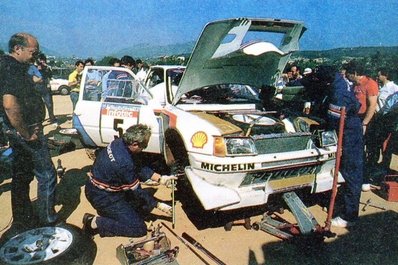 Asistencia del Equipo Peugeot Talbot Sport en el 30º Tour de Corse 1986
En el Peugeot 205 T16 E2 (239 FWH 75), de Bruno Saby - Jean François Fauchille, clasificado 1º, después de que el Equipo Lancia al completo abandonara la prueba a causa del accidente mortal de Henri Toivonen y Sergio Cresto, cuando éstos iban en primera posición con más de 2 minutos de ventaja sobre el mismo Bruno Saby - Jean François Fauchille.

Del 1 al 3 de Mayo, Ajaccio, Córcega, Francia.
Superficie: asfalto.
El Rally tenia un total de 1551.00 km de los que 1122.34 km divididos en 30 tramos eran especiales. (4 de ellos fueron cancelados. SS12 Figarella - Cardo de 15.75 Km, SS18 Corte - Taverna de 26.84 Km, SS19 Moltifao - Speloncato de 38.16 Km y SS20 Corbara - Calenzana de 23.69 Km. Los 3 últimos por el fatal accidente de Henri y Sergio).
Tomaron la salida 122 equipos, finalizaron 31.

En esta edición habí­an 5 tramos de 50 o mas Km cronometrados, SS7 Cozzano - Col de la Serra de 50.84, SS8 Muracciole - Abbazia de 50.00, SS10 Pont d'Altiani - Pont St Laurent de 56.01, SS14 Prunelli - San Pancrazio de 55.67 y SS17 Campe Militaire - Corte de 58.14. Uno de mas de 70 km, SS23 Saint Roch - Suaricchio de 78.19, y otro, el último, SS30 Liamone - Suaricchio de 83.16 Km.

Aquí dejo los kilómetros de cada uno de los 30 tramos del Rally:

1ª ETAPA (01-Mayo-1986)
SS1 Verghia - Pont de la Masina de 38.09 km
SS2 Sainte Marie Sicche - Moca 1 de 23.96 km
SS3 Petreto - Aullene 1 de 20.03 km
SS4 Zerubia - Santa Giulia de 30.60 km
SS5 Sartene - Zonza de 44.23 km
SS6 Aullene - Zicavo de 25.59 km
SS7 Cozzano - Col de la Serra de 50.84 km
SS8 Muracciole - Abbazia de 50.00 km
SS9 Campo al Quarcio - Ponte de Noceta de 33.77 km
SS10 Pont d'Altiani - Pont St Laurent de 56.01 km
SS11 Ponte Rosso - Borgo de 42.29 km

TOTAL ETAPA 415.41 km

2ª ETAPA (02 Mayo-1986)
SS12 Figarella - Cardo (cancelado) de 15.75 km
SS13 Saint Florent - Col de San Stefano de 26.81 km
SS14 Prunelli - San Pancrazio de 55.67 km
SS15 Folelli - Santa Lucia di Moriani de 18.49 km
SS16 Moriani Plage - Orsoni de 20.10 km
SS17 Campe Militaire Corte de 58.14 km
SS18 Corte - Taverna (cancelado) de 26.84 km
SS19 Moltifao - Speloncato (cancelado) de 38.16 km
SS20 Corbara - Calenzana (cancelado) de 23.69 km

TOTAL ETAPA 283.65 km

3ª ETAPA (03-Mayo-1986)
SS21 Norte Dame de la Serra - Pont du Fango de 28.77 km
SS22 Fango - Ota de 48.59 km
SS23 Saint Roch - Suaricchio de 78.19 km
SS24 Tavera - Pont de Mezzana de 30.57 km
SS25 Sainte Marie Sicche - Moca 2 de 23.96 km
SS26 Petreto - Aullene 2 de 20.03 km
SS27 Sorbollano - Santa Giulia de 35.59 km
SS28 Calvese - Agosta Plage de 38.69 km
SS29 Plaine de Peri - Capiglioli de 35.73 km
SS30 Liamone - Suaricchio 83.16 km

TOTAL ETAPA 423.28 km.
SUMANDO LAS TRES ETAPAS, ESTAMOS HABLANDO DE 1122.34 KM CRONOMETRADOS... UNA SALVAJADA...@
Palabras clave: Bruno_Saby;Jean-François_Fauchille;Peugeot;Turbo;Corcega;grupo_B;1986;Corse