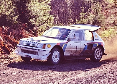 Juha Kankkunen - Juha Piironen
21º Toyota Olympus Rally 1986. Peugeot 205 Turbo 16 E2 (294 FPF 75). Clasificado 2º.

El éxito en la reclamación del Equipo Peugeot en Diciembre por la exclusión en el 28º Rally Sanremo, produjo que todos los puntos del Rally para el Campeonato se anulasen.

Ésta decisión en los despachos significó que de quedar Campeón del Mundo de 1986 Markku Alén, pasara a serlo Juha Kannkunen.

Última aparición Oficial de los coches Grupo B en una prueba válida para el Mundial de Rallys.

Como anécdota y prueba de como eran esos pilotos en esa época, en uno de los tramos Alén cometí­a un error garrafal al querer entrar sin darse cuenta en sentido contrario a un control horario. Kankkunen, todo un deportista y señor, (proclamado Campeón del Mundo ese año 1986 después de la reclamación de Peugeot), le avisó del error que estaba cometiendo, pudiendo Alén rectificar la trayectoria antes de que le significara una sanción.

Caballeros y amigos ante todo es lo que eran esos pilotos en esa época !!.

De 4 al 7 de Diciembre, Tacoma - Tumwater, Washington, Estados Unidos.
Superficie: tierra.

El Rally tenía un total de 540.65 km cronometrados divididos en 40 tramos especiales (uno de ellos fue cancelado SS6 Taylor Towne de 14.76 km).

Tomaron la salida 50 equipos, finalizaron 25.
@
Palabras clave: ;Juha_Piironen;Peugeot;Turbo;Grupo_B;Olympus;1986;USA