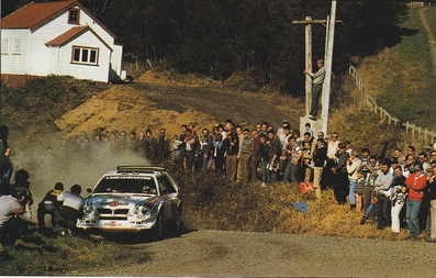 Markku Alén - Ilkka Kivimaki
16º AWA Clarion Rally de Nueva Zelanda 1986. Lancia Delta S4 (TO 90679E). Clasificado 2º.

Del 5 al 8 de Julio, Auckland, Nueva Zelanda.
Superficie: tierra.

El Rally tenia un total de 1980 km de los que 597.76 km divididos en 35 tramos eran especiales, (uno de ellos fue cancelado SS26 Kawerau Forest de 26.73 Km).

Se inscribieron 55 equipos, tomaron la salida 52, finalizaron 40.@
Palabras clave: Markku_Alen;Lancia;Delta;S4;Nueva_Zelanda;Grupo_B;1986