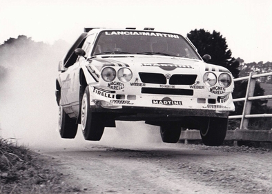 Markku Alén - Ilkka Kivimaki
16º AWA Clarion Rally de Nueva Zelanda 1986. Lancia Delta S4 (TO 90679E). Clasificado 2º.

Del 5 al 8 de Julio, Auckland, Nueva Zelanda.
Superficie: tierra.

El Rally tenia un total de 1980 km de los que 597.76 km divididos en 35 tramos eran especiales, (uno de ellos fue cancelado SS26 Kawerau Forest de 26.73 Km).

Se inscribieron 55 equipos, tomaron la salida 52, finalizaron 40.@
Palabras clave: Markku_Alen;Lancia;Delta;S4;Nueva_Zelanda;Grupo_B;1986