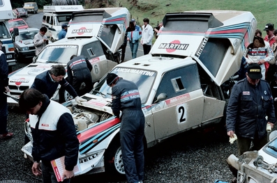 Asistencia del Equipo Martini Lancia en el 16º AWA Clarion Rally de Nueva Zelanda 1986
En los Lancia Delta S4 de:

2# (TO 90679E) de Markku Alén - Ilkka Kivimäki, clasificado 2º.

6# (TO 76794E) de Mikael Ericsson - Claes Billstam, clasificado 4º.

Del 5 al 8 de Julio, Auckland, Nueva Zelanda.
Superficie: tierra.

El Rally tenia un total de 1980 km de los que 597.76 km divididos en 35 tramos eran especiales, (uno de ellos fue cancelado SS26 Kawerau Forest de 26.73 Km).

Se inscribieron 55 equipos, tomaron la salida 52, finalizaron 40.
@
Palabras clave: Markku_Alen;Nueva_Zelanda;Asistencias;Lancia;Delta;Grupo_B;1986