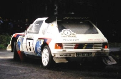 Juha Kankkunen - Juha Piironen
36º Rally 1000 Lagos 1986. Peugeot 205 T16 E2 (239 FWH 75). Clasificado 2º.

De SS1 a SS34, dominó el Rally Markku Alen con el Lancia Delta S4, pero una pequeña salida de pista le hizo perder un tiempo imposible de recuperar hasta el final del mismo (total SS48) quedando 3º.
2º quedó Juha Kankkunen compañero de Equipo de Timo Salonen.

Del 5 al 7 de Septiembre, Jyväskylä, Finlandia.
Superficie: tierra.

El Rally tenia un total de 1344.89 km de los que 389.97 km divididos en 48 tramos eran especiales, (una de ellas fue cancelada SS8 Savo de 8.11 Km).

Se inscribieron 169 equipos, tomaron la salida 164, finalizaron 81.
@
Palabras clave: ;Juha_Piironen;Peugeot;Turbo;Finlandia;Grupo_B;1986