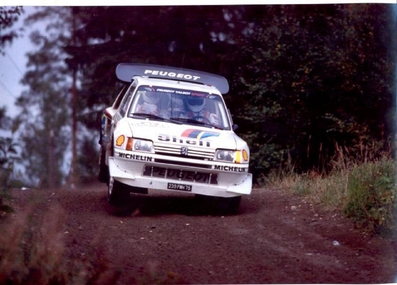 Juha Kankkunen - Juha Piironen
36º Rally 1000 Lagos 1986. Peugeot 205 T16 E2 (239 FWH 75). Clasificado 2º.

De SS1 a SS34, dominó el Rally Markku Alen con el Lancia Delta S4, pero una pequeña salida de pista le hizo perder un tiempo imposible de recuperar hasta el final del mismo (total SS48) quedando 3º.
2º quedó Juha Kankkunen compañero de Equipo de Timo Salonen.

Del 5 al 7 de Septiembre, Jyväskylä, Finlandia.
Superficie: tierra.

El Rally tenia un total de 1344.89 km de los que 389.97 km divididos en 48 tramos eran especiales, (una de ellas fue cancelada SS8 Savo de 8.11 Km).

Se inscribieron 169 equipos, tomaron la salida 164, finalizaron 81.
@
Palabras clave: ;Juha_Piironen;Peugeot;T16;Grupo_B;Finlandia;1986;