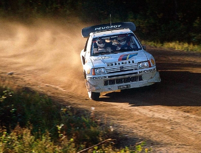 Juha Kankkunen - Juha Piironen
36º Rally 1000 Lagos 1986. Peugeot 205 T16 E2 (239 FWH 75). Clasificado 2º.

De SS1 a SS34, dominó el Rally Markku Alen con el Lancia Delta S4, pero una pequeña salida de pista le hizo perder un tiempo imposible de recuperar hasta el final del mismo (total SS48) quedando 3º.
2º quedó Juha Kankkunen compañero de Equipo de Timo Salonen.

Del 5 al 7 de Septiembre, Jyväskylä, Finlandia.
Superficie: tierra.

El Rally tenia un total de 1344.89 km de los que 389.97 km divididos en 48 tramos eran especiales, (una de ellas fue cancelada SS8 Savo de 8.11 Km).

Se inscribieron 169 equipos, tomaron la salida 164, finalizaron 81.
@
Palabras clave: ;Juha_Piironen;Peugeot;T16;Grupo_B;Finlandia;1986