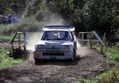 Juha Kankkunen - Juha Piironen
36º Rally 1000 Lagos 1986. Peugeot 205 T16 E2 (239 FWH 75). Clasificado 2º.

De SS1 a SS34, dominó el Rally Markku Alen con el Lancia Delta S4, pero una pequeña salida de pista le hizo perder un tiempo imposible de recuperar hasta el final del mismo (total SS48) quedando 3º.
2º quedó Juha Kankkunen compañero de Equipo de Timo Salonen.

Del 5 al 7 de Septiembre, Jyväskylä, Finlandia.
Superficie: tierra.

El Rally tenia un total de 1344.89 km de los que 389.97 km divididos en 48 tramos eran especiales, (una de ellas fue cancelada SS8 Savo de 8.11 Km).

Se inscribieron 169 equipos, tomaron la salida 164, finalizaron 81.
@
Palabras clave: ;Juha_Piironen;Peugeot;T16;Grupo_B;Finlandia;1986