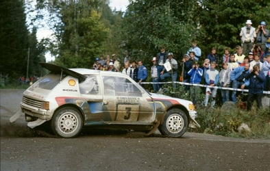 Juha Kankkunen - Juha Piironen
36º Rally 1000 Lagos 1986. Peugeot 205 T16 E2 (239 FWH 75). Clasificado 2º.

De SS1 a SS34, dominó el Rally Markku Alen con el Lancia Delta S4, pero una pequeña salida de pista le hizo perder un tiempo imposible de recuperar hasta el final del mismo (total SS48) quedando 3º.
2º quedó Juha Kankkunen compañero de Equipo de Timo Salonen.

Del 5 al 7 de Septiembre, Jyväskylä, Finlandia.
Superficie: tierra.

El Rally tenia un total de 1344.89 km de los que 389.97 km divididos en 48 tramos eran especiales, (una de ellas fue cancelada SS8 Savo de 8.11 Km).

Se inscribieron 169 equipos, tomaron la salida 164, finalizaron 81.
@
Palabras clave: ;Juha_Piironen;Peugeot;T16;Grupo_B;Finlandia;1986
