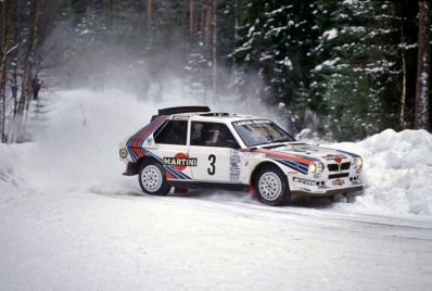 Markku Alén - Ilkka Kivimaki
36º Internacional Suecia Rally 1986. Lancia Delta S4 (A6 37613). Clasificado 2º.

Del 14 al 16 de Febrero, Karlstad, Suecia.
Superficie: nieve - hielo.

El Rally tenia un total de 1670.00 km de los que 556.79 km divididos en 30 tramos eran especiales.

Tomaron la salida 107 equipos, finalizaron 62.@
Palabras clave: Lancia;Suecia;Markku_Alen;S4;Delta;Grupo_B;nieve;1986