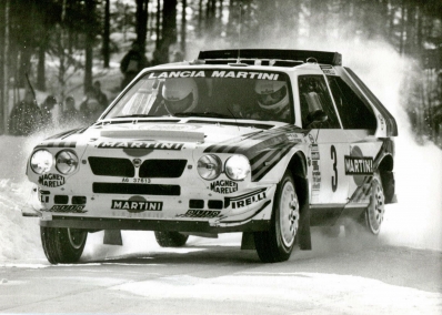 Markku Alén - Ilkka Kivimaki
36º Internacional Suecia Rally 1986. Lancia Delta S4 (A6 37613). Clasificado 2º.

Del 14 al 16 de Febrero, Karlstad, Suecia.
Superficie: nieve - hielo.

El Rally tenia un total de 1670.00 km de los que 556.79 km divididos en 30 tramos eran especiales.

Tomaron la salida 107 equipos, finalizaron 62.@
Palabras clave: Lancia;Suecia;Markku_Alen;S4;Delta;Grupo_B;nieve;1986