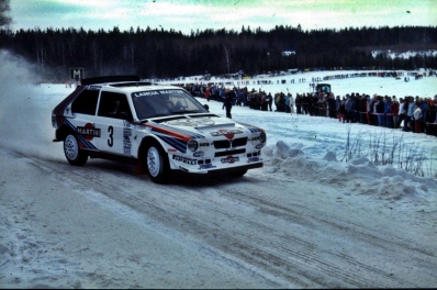 Markku Alén - Ilkka Kivimaki
36º Internacional Suecia Rally 1986. Lancia Delta S4 (A6 37613). Clasificado 2º.

Del 14 al 16 de Febrero, Karlstad, Suecia.
Superficie: nieve - hielo.

El Rally tenia un total de 1670.00 km de los que 556.79 km divididos en 30 tramos eran especiales.

Tomaron la salida 107 equipos, finalizaron 62.@
Palabras clave: Lancia;Suecia;Markku_Alen;S4;Delta;Grupo_B;nieve;1986