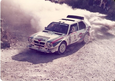 Markku Alén - Ilkka Kivimäki
6º Marlboro Rally de Argentina 1986. Lancia Delta S4 (TO 90680E). Clasificado 2º.

Del 6 al 9 de Agosto, Buenos Aires - Cordoba, Argentina.
Superficie: tierra.

El Rally tenia un total de 2072.00 km de los que 624.35 km divididos en 27 tramos eran especiales, (una de ellas fue cancelada SS19 Tanti - Cuchilla Nevada de 30.59 km).

Tomaron la salida 150 equipos, finalizaron 50.

© Mario Jose Trangoni
@
Palabras clave: Markku_Alen;Grupo_B;Lancia;Delta;Argentina;1986
