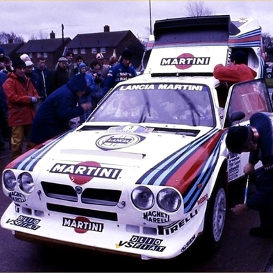 Asistencia del Equipo Martini Lancia en el 35º Lombard RAC Rally 1986
En el Lancia Delta S4 (TO 19737F) de Markku Alén - Ilkka Kivimaki, clasificado 2º.

Del 16 al 19 de Noviembre, Bath, Inglaterra.
Superficie: Tierra.

El Rally un total de 2537.93 km de los que 515.04 km divididos en 45 tramos eran especiales.

Tomaron la salida 149 equipos, finalizaron 83.@
Palabras clave: Markku_Alen;Grupo_B;Lancia;Delta;S4;Gran_Bretaña;1986;RAC_Rally;Asistencias;Inglaterra