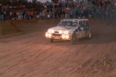 Carlos Sainz Cenamor - Antonio Boto
34º Rally Costa Brava 1986. Renault 5 Maxiturbo (2-M-4747-P). Clasificado 2º.
Foto en el tramo: Lloret Verd.

Del 21 al 23 de Febrero, Lloret de Mar, Girona, Catalunya, España.
Superficie: asfalto - tierra.

El Rally tenia un total de 1293.91 Km de los que 557.07 Km divididos en 29 tramos eran especiales.

Se inscribieron 110 equipos, tomaron la salida 94, finalizaron 30.@
Palabras clave: ;Renault;Maxiturbo;grupo_B;Costa_Brava;1986