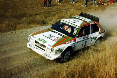 Dario Cerrato - Giuseppe Cerri
28º Rally Sanremo 1986. Lancia Delta S4 (TO 90679E). Clasificado 2º.

Equipo Peugeot descalificado
El tercer dí­a del Rally se examinó el Peugeot y se decreto que las aletas de la parte de abajo eran en realidad faldillas. Las faldillas habí­an sido prohibidas después del Córcega, y a pesar de que los coches habí­an pasado las verificaciones pre-rally, se excluyeron todos los Peugeot de inmediato. Peugeot llevó el asunto a la FISA en diciembre, y decidió que la exclusión era ilegal.

Todos los puntos del Rally para el Campeonato se anularon, por eso Sanremo de 1986 no pudo considerarse una prueba de WRC, y por eso Markku Alén fue Campeón del Mundo durante tan solo 10 dí­as.

Del 13 al 17 de Octubre, Sanremo, Imperia, Italia.
Superficie: asfalto - tierra.

El Rally tenía un total de 2148.69 Km de los que 532.60 Km divididos en 40 tramos eran especiales (2 de ellos fueron cancelados SS8 Santa Luce de 12.30 Km y SS22 La Sela 2 de 10.15 Km).

Tomaron la salida 118 equipos, finalizaron 38.
@

Palabras clave: ;Lancia;Delta;Sanremo;Grupo_B;1986