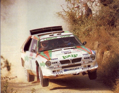 Dario Cerrato - Giuseppe Cerri
28º Rally Sanremo 1986. Lancia Delta S4 (TO 90679E). Clasificado 2º.

Equipo Peugeot descalificado
El tercer dí­a del Rally se examinó el Peugeot y se decreto que las aletas de la parte de abajo eran en realidad faldillas. Las faldillas habí­an sido prohibidas después del Córcega, y a pesar de que los coches habí­an pasado las verificaciones pre-rally, se excluyeron todos los Peugeot de inmediato. Peugeot llevó el asunto a la FISA en diciembre, y decidió que la exclusión era ilegal.

Todos los puntos del Rally para el Campeonato se anularon, por eso Sanremo de 1986 no pudo considerarse una prueba de WRC, y por eso Markku Alén fue Campeón del Mundo durante tan solo 10 dí­as.

Del 13 al 17 de Octubre, Sanremo, Imperia, Italia.
Superficie: asfalto - tierra.

El Rally tenía un total de 2148.69 Km de los que 532.60 Km divididos en 40 tramos eran especiales (2 de ellos fueron cancelados SS8 Santa Luce de 12.30 Km y SS22 La Sela 2 de 10.15 Km).

Tomaron la salida 118 equipos, finalizaron 38.
@

Palabras clave: ;Lancia;Delta;Sanremo;Grupo_B;1986