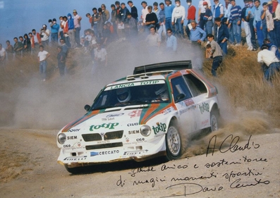 Dario Cerrato - Giuseppe Cerri
28º Rally Sanremo 1986. Lancia Delta S4 (TO 90679E). Clasificado 2º.

Equipo Peugeot descalificado
El tercer dí­a del Rally se examinó el Peugeot y se decreto que las aletas de la parte de abajo eran en realidad faldillas. Las faldillas habí­an sido prohibidas después del Córcega, y a pesar de que los coches habí­an pasado las verificaciones pre-rally, se excluyeron todos los Peugeot de inmediato. Peugeot llevó el asunto a la FISA en diciembre, y decidió que la exclusión era ilegal.

Todos los puntos del Rally para el Campeonato se anularon, por eso Sanremo de 1986 no pudo considerarse una prueba de WRC, y por eso Markku Alén fue Campeón del Mundo durante tan solo 10 dí­as.

Del 13 al 17 de Octubre, Sanremo, Imperia, Italia.
Superficie: asfalto - tierra.

El Rally tenía un total de 2148.69 Km de los que 532.60 Km divididos en 40 tramos eran especiales (2 de ellos fueron cancelados SS8 Santa Luce de 12.30 Km y SS22 La Sela 2 de 10.15 Km).

Tomaron la salida 118 equipos, finalizaron 38.

© Claudio Cavion
@@

Palabras clave: ;Lancia;Delta;Sanremo;Grupo_B;1986