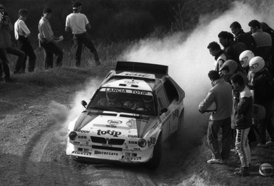 Dario Cerrato - Giuseppe Cerri Gambarelli
28º Rally Sanremo 1986. Lancia Delta S4. Clasificado 2º.
Equipo Peugeot descalificado
El tercer dà­a del Rally se examinò el Peugeot y se decreto que las aletas de28º Rally Sanremo 1986. Lancia Delta S4 (TO 90679E). Clasificado 2º.

Equipo Peugeot descalificado
El tercer dí­a del Rally se examinó el Peugeot y se decreto que las aletas de la parte de abajo eran en realidad faldillas. Las faldillas habí­an sido prohibidas después del Córcega, y a pesar de que los coches habí­an pasado las verificaciones pre-rally, se excluyeron todos los Peugeot de inmediato. Peugeot llevó el asunto a la FISA en diciembre, y decidió que la exclusión era ilegal.

Todos los puntos del Rally para el Campeonato se anularon, por eso Sanremo de 1986 no pudo considerarse una prueba de WRC, y por eso Markku Alén fue Campeón del Mundo durante tan solo 10 dí­as.

Del 13 al 17 de Octubre, Sanremo, Imperia, Italia.
Superficie: asfalto - tierra.

El Rally tenía un total de 2148.69 Km de los que 532.60 Km divididos en 40 tramos eran especiales (2 de ellos fueron cancelados SS8 Santa Luce de 12.30 Km y SS22 La Sela 2 de 10.15 Km).

Tomaron la salida 118 equipos, finalizaron 38.

© Claudio Cavion
@@ 
Palabras clave: ;Lancia;Delta;Sanremo;Grupo_B;1986