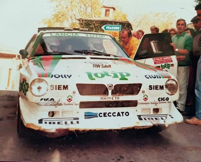 Dario Cerrato - Giuseppe Cerri
28º Rally Sanremo 1986. Lancia Delta S4 (TO 90679E). Clasificado 2º.

Equipo Peugeot descalificado
El tercer dí­a del Rally se examinó el Peugeot y se decreto que las aletas de la parte de abajo eran en realidad faldillas. Las faldillas habí­an sido prohibidas después del Córcega, y a pesar de que los coches habí­an pasado las verificaciones pre-rally, se excluyeron todos los Peugeot de inmediato. Peugeot llevó el asunto a la FISA en diciembre, y decidió que la exclusión era ilegal.

Todos los puntos del Rally para el Campeonato se anularon, por eso Sanremo de 1986 no pudo considerarse una prueba de WRC, y por eso Markku Alén fue Campeón del Mundo durante tan solo 10 dí­as.

Del 13 al 17 de Octubre, Sanremo, Imperia, Italia.
Superficie: asfalto - tierra.

El Rally tenía un total de 2148.69 Km de los que 532.60 Km divididos en 40 tramos eran especiales (2 de ellos fueron cancelados SS8 Santa Luce de 12.30 Km y SS22 La Sela 2 de 10.15 Km).

Tomaron la salida 118 equipos, finalizaron 38.
@

Palabras clave: ;Lancia;Delta;Sanremo;Grupo_B;1986