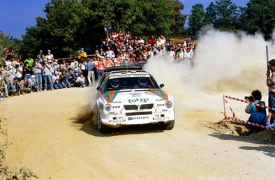 Dario Cerrato - Giuseppe Cerri
28º Rally Sanremo 1986. Lancia Delta S4 (TO 90679E). Clasificado 2º.

Equipo Peugeot descalificado
El tercer dí­a del Rally se examinó el Peugeot y se decreto que las aletas de la parte de abajo eran en realidad faldillas. Las faldillas habí­an sido prohibidas después del Córcega, y a pesar de que los coches habí­an pasado las verificaciones pre-rally, se excluyeron todos los Peugeot de inmediato. Peugeot llevó el asunto a la FISA en diciembre, y decidió que la exclusión era ilegal.

Todos los puntos del Rally para el Campeonato se anularon, por eso Sanremo de 1986 no pudo considerarse una prueba de WRC, y por eso Markku Alén fue Campeón del Mundo durante tan solo 10 dí­as.

Del 13 al 17 de Octubre, Sanremo, Imperia, Italia.
Superficie: asfalto - tierra.

El Rally tenía un total de 2148.69 Km de los que 532.60 Km divididos en 40 tramos eran especiales (2 de ellos fueron cancelados SS8 Santa Luce de 12.30 Km y SS22 La Sela 2 de 10.15 Km).

Tomaron la salida 118 equipos, finalizaron 38.
@
Palabras clave: ;Lancia;Delta;Sanremo;Grupo_B;1986
