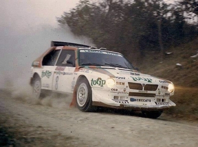 Dario Cerrato - Giuseppe Cerri
28º Rally Sanremo 1986. Lancia Delta S4 (TO 90679E). Clasificado 2º.

Equipo Peugeot descalificado
El tercer dí­a del Rally se examinó el Peugeot y se decreto que las aletas de la parte de abajo eran en realidad faldillas. Las faldillas habí­an sido prohibidas después del Córcega, y a pesar de que los coches habí­an pasado las verificaciones pre-rally, se excluyeron todos los Peugeot de inmediato. Peugeot llevó el asunto a la FISA en diciembre, y decidió que la exclusión era ilegal.

Todos los puntos del Rally para el Campeonato se anularon, por eso Sanremo de 1986 no pudo considerarse una prueba de WRC, y por eso Markku Alén fue Campeón del Mundo durante tan solo 10 dí­as.

Del 13 al 17 de Octubre, Sanremo, Imperia, Italia.
Superficie: asfalto - tierra.

El Rally tenía un total de 2148.69 Km de los que 532.60 Km divididos en 40 tramos eran especiales (2 de ellos fueron cancelados SS8 Santa Luce de 12.30 Km y SS22 La Sela 2 de 10.15 Km).

Tomaron la salida 118 equipos, finalizaron 38.
@

Palabras clave: ;Lancia;Delta;Sanremo;Grupo_B;1986
