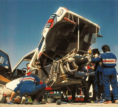 Asistencia del Equipo Martini Lancia en el 33º Bosch Acropolis Rally 1986
Lancia Delta S4
Podria ser el de:

3# (TO 76794E) de Markku Alén - Ilkka Kivimäki, abandonó por motor en SS44 Aluminium de 28.24 km.

8# (TO 76795E) de Miki Biasion - Tiziano Siviero, clasificado 2º.

11# (TO 77890E) de Mikael Ericsson - Claes Billstam, abandonó por la suspensión del coche en SS18 Arahova de 13.74 km.

Del 2 al 4 de Junio, Atenas, Grecia.
Superficie: tierra.

El Rally tení­a un total de 1890.00 km de los que 572.13 km divididos en 46 tramos eran especiales (8 de ellas fueron cancelados SS8, SS9, SS10, SS14, SS16, SS21, SS36 y SS45)

Tomaron la salida 101 equipos, finalizaron 34.
@
Palabras clave: Acropolis;Grecia;Lancia;Delta;S4;Grupo_B;1986;Asistencias