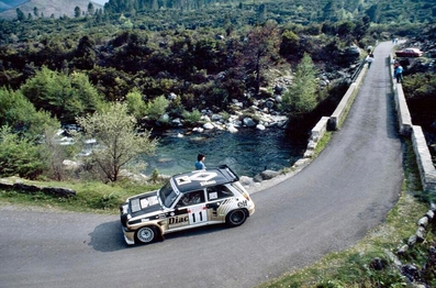 François Chatriot - Michel Périn
30º Tour de Corse 1986. Renault 5 Maxi Turbo (27 FJE 759). Clasificado 2º.

Del 1 al 3 de Mayo, Ajaccio, Córcega, Francia.
Superficie: asfalto.
El Rally tenia un total de 1551.00 km de los que 1122.34 km divididos en 30 tramos eran especiales. (4 de ellos fueron cancelados. SS12 Figarella - Cardo de 15.75 Km, SS18 Corte - Taverna de 26.84 Km, SS19 Moltifao - Speloncato de 38.16 Km y SS20 Corbara - Calenzana de 23.69 Km. Los 3 últimos por el fatal accidente de Henri y Sergio).
Tomaron la salida 122 equipos, finalizaron 31.

En esta edición habí­an 5 tramos de 50 o mas Km cronometrados, SS7 Cozzano - Col de la Serra de 50.84, SS8 Muracciole - Abbazia de 50.00, SS10 Pont d'Altiani - Pont St Laurent de 56.01, SS14 Prunelli - San Pancrazio de 55.67 y SS17 Campe Militaire - Corte de 58.14. Uno de mas de 70 km, SS23 Saint Roch - Suaricchio de 78.19, y otro, el último, SS30 Liamone - Suaricchio de 83.16 Km.

Aquí dejo los kilómetros de cada uno de los 30 tramos del Rally:

1ª ETAPA (01-Mayo-1986)
SS1 Verghia - Pont de la Masina de 38.09 km
SS2 Sainte Marie Sicche - Moca 1 de 23.96 km
SS3 Petreto - Aullene 1 de 20.03 km
SS4 Zerubia - Santa Giulia de 30.60 km
SS5 Sartene - Zonza de 44.23 km
SS6 Aullene - Zicavo de 25.59 km
SS7 Cozzano - Col de la Serra de 50.84 km
SS8 Muracciole - Abbazia de 50.00 km
SS9 Campo al Quarcio - Ponte de Noceta de 33.77 km
SS10 Pont d'Altiani - Pont St Laurent de 56.01 km
SS11 Ponte Rosso - Borgo de 42.29 km

TOTAL ETAPA 415.41 km

2ª ETAPA (02 Mayo-1986)
SS12 Figarella - Cardo (cancelado) de 15.75 km
SS13 Saint Florent - Col de San Stefano de 26.81 km
SS14 Prunelli - San Pancrazio de 55.67 km
SS15 Folelli - Santa Lucia di Moriani de 18.49 km
SS16 Moriani Plage - Orsoni de 20.10 km
SS17 Campe Militaire Corte de 58.14 km
SS18 Corte - Taverna (cancelado) de 26.84 km
SS19 Moltifao - Speloncato (cancelado) de 38.16 km
SS20 Corbara - Calenzana (cancelado) de 23.69 km

TOTAL ETAPA 283.65 km

3ª ETAPA (03-Mayo-1986)
SS21 Norte Dame de la Serra - Pont du Fango de 28.77 km
SS22 Fango - Ota de 48.59 km
SS23 Saint Roch - Suaricchio de 78.19 km
SS24 Tavera - Pont de Mezzana de 30.57 km
SS25 Sainte Marie Sicche - Moca 2 de 23.96 km
SS26 Petreto - Aullene 2 de 20.03 km
SS27 Sorbollano - Santa Giulia de 35.59 km
SS28 Calvese - Agosta Plage de 38.69 km
SS29 Plaine de Peri - Capiglioli de 35.73 km
SS30 Liamone - Suaricchio 83.16 km

TOTAL ETAPA 423.28 km.
SUMANDO LAS TRES ETAPAS, ESTAMOS HABLANDO DE 1122.34 KM CRONOMETRADOS... UNA SALVAJADA...@
Palabras clave: ;Renault;Maxiturbo;Grupo_B;Corcega;1986;Corse