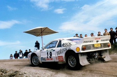 Carlos Bica - Candido Junior
20º Rallye de Portugal - Vinho de Porto 1986. Lancia Rally 037. Clasificado 2º.

Del 5 al 8 de Marzo, Estoril, Portugal.
Superficie: asfalto - tierra.

El Rallye tenía un total de 2428.47 km de los que 703.50 km divididos en 48 tramos eran especiales.

Todos los equipos "top" abandonan la prueba a causa del fatal accidente de Joaquim Santos y su Ford RS200 donde fallecieron 3 personas y muchas otras resultaron heridas de mayor y menor gravedad.

Todos los pilotos estaban indignados con el comportamiento del público, irresponsable y peligroso.
Hay que decir que habí­a público de todas las nacionalidades, pasó en Portugal como podrí­a haber pasado en cualquier otro Rallye del sur de Europa.

Henri fue quien comunicó a la prensa la unánime decisión de los pilotos.

Nueve tramos especiales fueron cancelados.
Los tres primeros una vez comenzados, (anulando los tiempos de todos los que habían terminado el tramo), SS1 Lagoa Azul 1 de 5.00 km, donde sucedió el accidente, SS2 Peninha1 de 6.50 km, SS3 Sintra 1 de 10.50 km, SS4 Lagoa Azul 2 de 5.00 km, SS5 Peninha 2 de 6.50 km, SS6 Sintra 2 de 10.50 km, SS7 Lagoa Azul 3 de 5.00 km, SS8 Peninha 3 de 6.50 km, SS9 Sintra 3 de 10.50 km.

Tomaron la salida 111 equipos, finalizaron 35.
@
Palabras clave: Lancia;Grupo_B;Portugal;Rally;1986