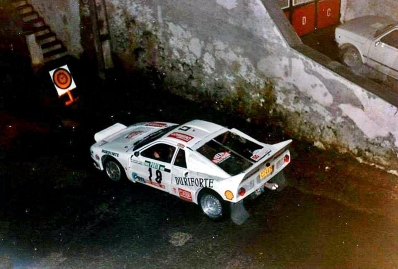 Carlos Bica - Candido Junior
20º Rallye de Portugal - Vinho de Porto 1986. Lancia Rally 037. Clasificado 2º.

Del 5 al 8 de Marzo, Estoril, Portugal.
Superficie: asfalto - tierra.

El Rallye tenía un total de 2428.47 km de los que 703.50 km divididos en 48 tramos eran especiales.

Todos los equipos "top" abandonan la prueba a causa del fatal accidente de Joaquim Santos y su Ford RS200 donde fallecieron 3 personas y muchas otras resultaron heridas de mayor y menor gravedad.

Todos los pilotos estaban indignados con el comportamiento del público, irresponsable y peligroso.
Hay que decir que habí­a público de todas las nacionalidades, pasó en Portugal como podrí­a haber pasado en cualquier otro Rallye del sur de Europa.

Henri fue quien comunicó a la prensa la unánime decisión de los pilotos.

Nueve tramos especiales fueron cancelados.
Los tres primeros una vez comenzados, (anulando los tiempos de todos los que habían terminado el tramo), SS1 Lagoa Azul 1 de 5.00 km, donde sucedió el accidente, SS2 Peninha1 de 6.50 km, SS3 Sintra 1 de 10.50 km, SS4 Lagoa Azul 2 de 5.00 km, SS5 Peninha 2 de 6.50 km, SS6 Sintra 2 de 10.50 km, SS7 Lagoa Azul 3 de 5.00 km, SS8 Peninha 3 de 6.50 km, SS9 Sintra 3 de 10.50 km.

Tomaron la salida 111 equipos, finalizaron 35.
@
Palabras clave: Lancia;Grupo_B;Portugal;Rally;1986