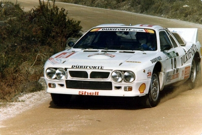 Carlos Bica - Candido Junior
20º Rallye de Portugal - Vinho de Porto 1986. Lancia Rally 037. Clasificado 2º.

Del 5 al 8 de Marzo, Estoril, Portugal.
Superficie: asfalto - tierra.

El Rallye tenía un total de 2428.47 km de los que 703.50 km divididos en 48 tramos eran especiales.

Todos los equipos "top" abandonan la prueba a causa del fatal accidente de Joaquim Santos y su Ford RS200 donde fallecieron 3 personas y muchas otras resultaron heridas de mayor y menor gravedad.

Todos los pilotos estaban indignados con el comportamiento del público, irresponsable y peligroso.
Hay que decir que habí­a público de todas las nacionalidades, pasó en Portugal como podrí­a haber pasado en cualquier otro Rallye del sur de Europa.

Henri fue quien comunicó a la prensa la unánime decisión de los pilotos.

Nueve tramos especiales fueron cancelados.
Los tres primeros una vez comenzados, (anulando los tiempos de todos los que habían terminado el tramo), SS1 Lagoa Azul 1 de 5.00 km, donde sucedió el accidente, SS2 Peninha1 de 6.50 km, SS3 Sintra 1 de 10.50 km, SS4 Lagoa Azul 2 de 5.00 km, SS5 Peninha 2 de 6.50 km, SS6 Sintra 2 de 10.50 km, SS7 Lagoa Azul 3 de 5.00 km, SS8 Peninha 3 de 6.50 km, SS9 Sintra 3 de 10.50 km.

Tomaron la salida 111 equipos, finalizaron 35.
@
Palabras clave: Lancia;Grupo_B;Portugal;Rally;1986