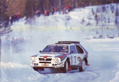 Markku Alén - Illka Kivimaki
36º Internacional Suecia Rally 1986. Lancia Delta S4 (A6 37613). Clasificado 2º.

Del 14 al 16 de Febrero, Karlstad, Suecia.
Superficie: nieve - hielo.

El Rally tenia un total de 1670.00 km de los que 556.79 km divididos en 30 tramos eran especiales.

Tomaron la salida 107 equipos, finalizaron 62.@
Palabras clave: Lancia;Suecia;Markku_Alen;Ilkka_Kivimaki;Delta;Grupo_B;nieve;1986