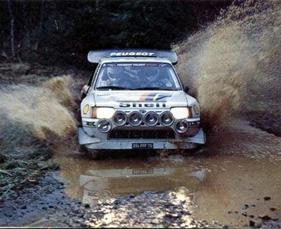 Juha Kankkunen - Juha Piironen
21º Toyota Olympus Rally 1986. Peugeot 205 Turbo 16 E2 (294 FPF 75). Clasificado 2º.

El éxito en la reclamación del Equipo Peugeot en Diciembre por la exclusión en el 28º Rally Sanremo, produjo que todos los puntos del Rally para el Campeonato se anulasen.

Ésta decisión en los despachos significó que de quedar Campeón del Mundo de 1986 Markku Alén, pasara a serlo Juha Kannkunen.

Última aparición Oficial de los coches Grupo B en una prueba válida para el Mundial de Rallys.

Como anécdota y prueba de como eran esos pilotos en esa época, en uno de los tramos Alén cometí­a un error garrafal al querer entrar sin darse cuenta en sentido contrario a un control horario. Kankkunen, todo un deportista y señor, (proclamado Campeón del Mundo ese año 1986 después de la reclamación de Peugeot), le avisó del error que estaba cometiendo, pudiendo Alén rectificar la trayectoria antes de que le significara una sanción.

Caballeros y amigos ante todo es lo que eran esos pilotos en esa época !!.

De 4 al 7 de Diciembre, Tacoma - Tumwater, Washington, Estados Unidos.
Superficie: tierra.

El Rally tenía un total de 540.65 km cronometrados divididos en 40 tramos especiales (uno de ellos fue cancelado SS6 Taylor Towne de 14.76 km).

Tomaron la salida 50 equipos, finalizaron 25.
@
Palabras clave: Juha_Kankkunen;Juha_Piironen;Peugeot;Turbo;Grupo_B;Olympus;1986;USA