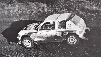 Juha Kankkunen - Juha Piironen
21º Toyota Olympus Rally 1986. Peugeot 205 Turbo 16 E2 (294 FPF 75). Clasificado 2º.

El éxito en la reclamación del Equipo Peugeot en Diciembre por la exclusión en el 28º Rally Sanremo, produjo que todos los puntos del Rally para el Campeonato se anulasen.

Ésta decisión en los despachos significó que de quedar Campeón del Mundo de 1986 Markku Alén, pasara a serlo Juha Kannkunen.

Última aparición Oficial de los coches Grupo B en una prueba válida para el Mundial de Rallys.

Como anécdota y prueba de como eran esos pilotos en esa época, en uno de los tramos Alén cometí­a un error garrafal al querer entrar sin darse cuenta en sentido contrario a un control horario. Kankkunen, todo un deportista y señor, (proclamado Campeón del Mundo ese año 1986 después de la reclamación de Peugeot), le avisó del error que estaba cometiendo, pudiendo Alén rectificar la trayectoria antes de que le significara una sanción.

Caballeros y amigos ante todo es lo que eran esos pilotos en esa época !!.

De 4 al 7 de Diciembre, Tacoma - Tumwater, Washington, Estados Unidos.
Superficie: tierra.

El Rally tenía un total de 540.65 km cronometrados divididos en 40 tramos especiales (uno de ellos fue cancelado SS6 Taylor Towne de 14.76 km).

Tomaron la salida 50 equipos, finalizaron 25.
@
Palabras clave: Juha_Kankkunen;Juha_Piironen;Peugeot;Turbo;Grupo_B;Olympus;1986;USA