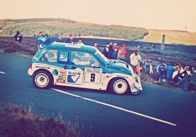 David Llewellin - Phil Short
24º Tudor Webasto Manx International Rally 1986. MG Metro 6R4 (D750 PDM). Clasificado 2º.

Del 11 al 13 de Septiembre, Douglas, Isla de Man.
Superficie: asfalto.

El Rally tenia un total de 412.85 km cronometrados divididos en 30 tramos especiales (2 de ellos fueron cancelados SS13 Glen Roy de 7.43 km y SS25 West Baldwin de 17.28km)
.
Tomaron la salida 112 equipos, finalizaron 55.@
Palabras clave: MG;Metro;Grupo_B;Manx_International;1986