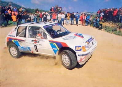Andrea Zanussi - Paolo Amati
9º Rally Costa Smeralda 1986. Peugeot 205 Turbo 16 (MI 64170X). Clasificado 2º.

Del 16 al 18 de Abril, Porto cervo, norte de Cerdeña, Italia.
Superficie: tierra.

El Rally constaba de 546.00 Km cronometrados divididos en 35 tramos especiales.

Tomaron la salida 79 equipos, finalizaron 32.@
Palabras clave: Peugeot;Grupo_B;Costa_Esmeralda;1986;Smeralda