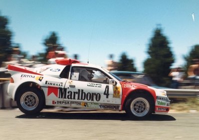 Antonio Zanini Sans - Josep Autet
10º Rally Corte Inglés 1986. Ford RS200 (2-M-5557-P). Clasificado 2º.

Del 4 al 6 de Julio, Las Palmas de Gran Canaria, España.
Superficie: asfalto.

El Rally tenia un total de 693.00 km de los que 288.00 km divididos en 18 tramos eran especiales.

Tomaron la salida 70 equipos finalizaron 36.

Comentario de Josep Autet:
El 28-09-2014 en nuestra página de Facebook MUNDO RALLY RETRO (GrupoB)

"Tuvimos de correr de lo lindo para superar a Jimmy McRae - Ian Grindrod y su MG Metro 6R4. En la llegada fue un placer recibir un 'congratulations' con aquella risa tan caracterí­stica del padre McRae".@
Palabras clave: Antonio_Zanini;Josep_Autet;Ford;RS200;Grupo_B;Corte_Ingles;Canarias;1986