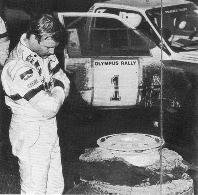 Asistencia del Equipo Peugeot Talbot Sport en el 21º Toyota Olympus Rally 1986
En el Peugeot 205 Turbo 16 E2 (294 FPF 75) de Juha Kankkunen - Juha Piironen, clasificado 2º.

El éxito en la reclamación del Equipo Peugeot en Diciembre por la exclusión en el 28º Rally Sanremo, produjo que todos los puntos del Rally para el Campeonato se anulasen.

Ésta decisión en los despachos significó que de quedar Campeón del Mundo de 1986 Markku Alén, pasara a serlo Juha Kannkunen.

Última aparición Oficial de los coches Grupo B en una prueba válida para el Mundial de Rallys.

Como anécdota y prueba de como eran esos pilotos en esa época, en uno de los tramos Alén cometí­a un error garrafal al querer entrar sin darse cuenta en sentido contrario a un control horario. Kankkunen, todo un deportista y señor, (proclamado Campeón del Mundo ese año 1986 después de la reclamación de Peugeot), le avisó del error que estaba cometiendo, pudiendo Alén rectificar la trayectoria antes de que le significara una sanción.

Caballeros y amigos ante todo es lo que eran esos pilotos en esa época !!.

De 4 al 7 de Diciembre, Tacoma - Tumwater, Washington, Estados Unidos.
Superficie: tierra.

El Rally tenía un total de 540.65 km cronometrados divididos en 40 tramos especiales (uno de ellos fue cancelado SS6 Taylor Towne de 14.76 km).

Tomaron la salida 50 equipos, finalizaron 25.
@
Palabras clave: ;Peugeot;Turbo;Grupo_B;Olympus;1986