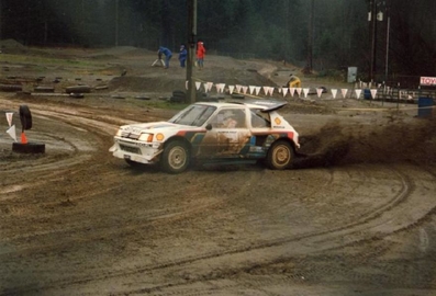 Juha Kankkunen - Juha Piironen
21º Toyota Olympus Rally 1986. Peugeot 205 Turbo 16 E2 (294 FPF 75). Clasificado 2º.

El éxito en la reclamación del Equipo Peugeot en Diciembre por la exclusión en el 28º Rally Sanremo, produjo que todos los puntos del Rally para el Campeonato se anulasen.

Ésta decisión en los despachos significó que de quedar Campeón del Mundo de 1986 Markku Alén, pasara a serlo Juha Kannkunen.

Última aparición Oficial de los coches Grupo B en una prueba válida para el Mundial de Rallys.

Como anécdota y prueba de como eran esos pilotos en esa época, en uno de los tramos Alén cometí­a un error garrafal al querer entrar sin darse cuenta en sentido contrario a un control horario. Kankkunen, todo un deportista y señor, (proclamado Campeón del Mundo ese año 1986 después de la reclamación de Peugeot), le avisó del error que estaba cometiendo, pudiendo Alén rectificar la trayectoria antes de que le significara una sanción.

Caballeros y amigos ante todo es lo que eran esos pilotos en esa época !!.

De 4 al 7 de Diciembre, Tacoma - Tumwater, Washington, Estados Unidos.
Superficie: tierra.

El Rally tenía un total de 540.65 km cronometrados divididos en 40 tramos especiales (uno de ellos fue cancelado SS6 Taylor Towne de 14.76 km).

Tomaron la salida 50 equipos, finalizaron 25.
@
Palabras clave: ;Juha_Piironen;Peugeot;Turbo;Grupo_B;Olympus;1986