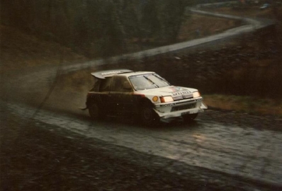 Juha Kankkunen - Juha Piironen
21º Toyota Olympus Rally 1986. Peugeot 205 Turbo 16 E2 (294 FPF 75). Clasificado 2º.

El éxito en la reclamación del Equipo Peugeot en Diciembre por la exclusión en el 28º Rally Sanremo, produjo que todos los puntos del Rally para el Campeonato se anulasen.

Ésta decisión en los despachos significó que de quedar Campeón del Mundo de 1986 Markku Alén, pasara a serlo Juha Kannkunen.

Última aparición Oficial de los coches Grupo B en una prueba válida para el Mundial de Rallys.

Como anécdota y prueba de como eran esos pilotos en esa época, en uno de los tramos Alén cometí­a un error garrafal al querer entrar sin darse cuenta en sentido contrario a un control horario. Kankkunen, todo un deportista y señor, (proclamado Campeón del Mundo ese año 1986 después de la reclamación de Peugeot), le avisó del error que estaba cometiendo, pudiendo Alén rectificar la trayectoria antes de que le significara una sanción.

Caballeros y amigos ante todo es lo que eran esos pilotos en esa época !!.

De 4 al 7 de Diciembre, Tacoma - Tumwater, Washington, Estados Unidos.
Superficie: tierra.

El Rally tenía un total de 540.65 km cronometrados divididos en 40 tramos especiales (uno de ellos fue cancelado SS6 Taylor Towne de 14.76 km).

Tomaron la salida 50 equipos, finalizaron 25.
@
Palabras clave: ;Juha_Piironen;Peugeot;Turbo;Grupo_B;Olympus;1986